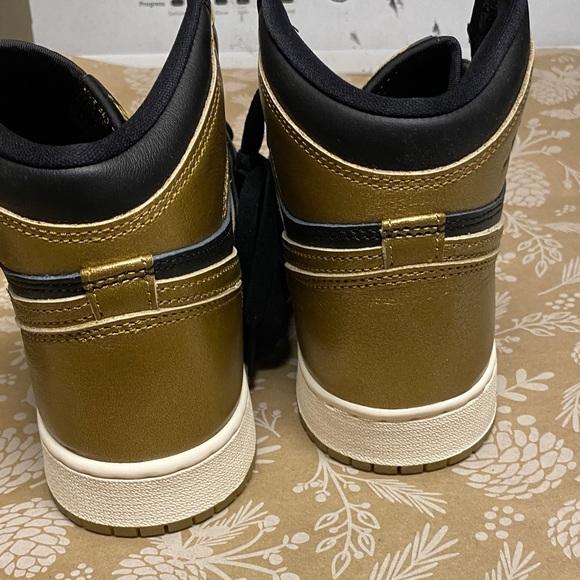 Nike Youth size 7 Black and Gold High-Top Sneakers - Picture 5 of 9